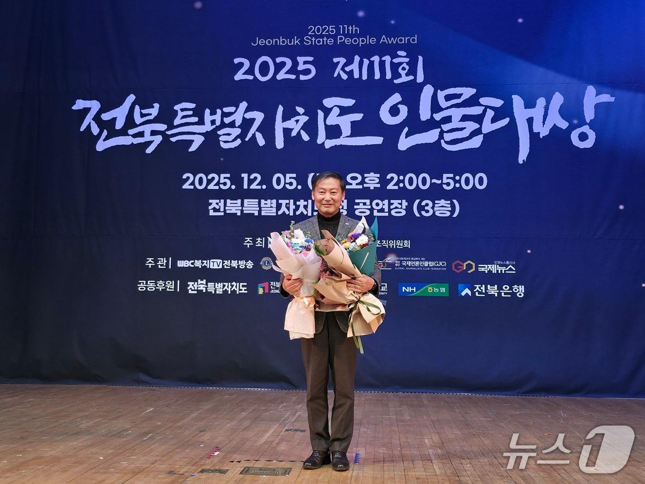 본문 이미지 - 5일 전북도청에서 ‘2025 전북특별자치도 인물대상’ 시상식이 개최된 가운데 기초단체장 경영혁신부문 대상을 수상한 전춘성 진안군수가 기념  촬영을 하고 있다./뉴스1