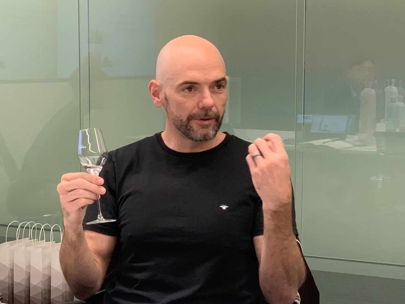 본문 이미지 - 코모스 창립자 조 마르케이지 CKBG 공동대표가 지난 5일 취재진과 만나 인터뷰를 하고 있다.&#40;하이트진로 제공&#41;