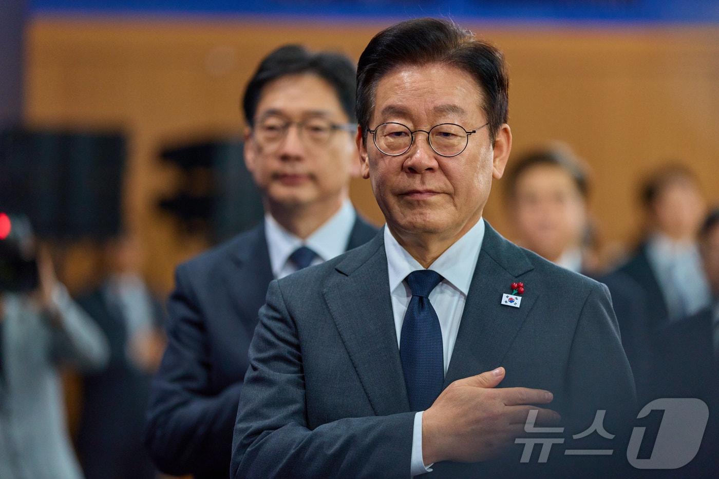 이재명 대통령이 지난 5일 충남 천안시 한국기술교육대학교에서 열린 &#39;충남의 마음을 듣다&#39; 타운홀미팅에서 국민의례를 하고 있다. &#40;대통령실 제공. 재판매 및 DB 금지&#41; 2025.12.5/뉴스1 ⓒ News1 이재명 기자