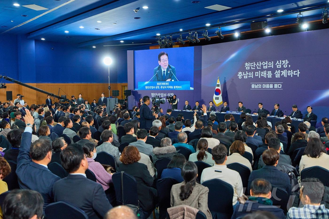 이재명 대통령이 5일 충남 천안시 한국기술교육대학교에서 열린 '충남의 마음을 듣다' 타운홀미팅에서 참석자들의 질문을 받고 있다. (대통령실 제공. 재판매 및 DB 금지) 2025.12.5/뉴스1 ⓒ News1 이재명 기자
