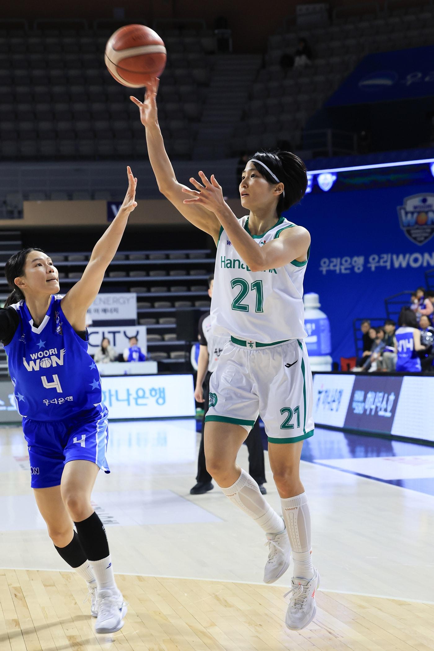 본문 이미지 - 여자농구 하나은행 사키가 5일 우리은행과 경기에서 슛을 쏘고 있다.&#40;WKBL 제공&#41;