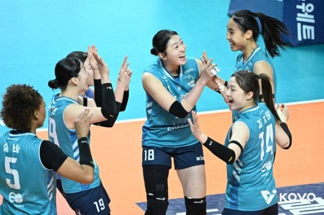 본문 이미지 - 여자 프로배구 GS칼텍스가 페퍼저축은행을 꺾었다.&#40;KOVO 제공&#41;