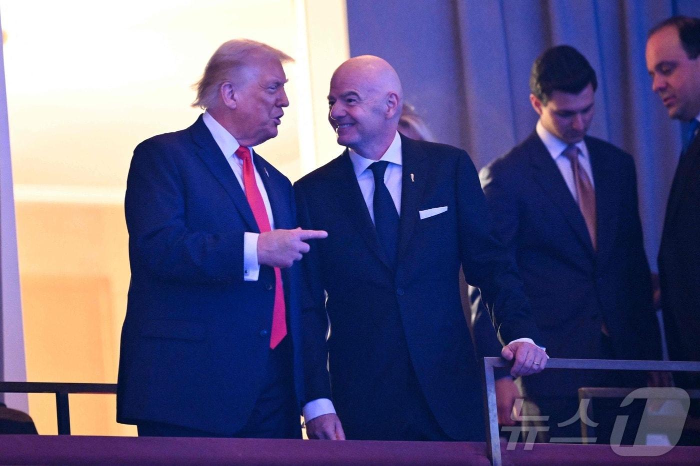 도널드 트럼프 미국 대통령이 5일&#40;현지시간&#41; 워싱턴DC 케네디센터에서 열린 2026 북중미 월드컵 본선 조추첨 행사장에서 지아니 인판티노 국제축구연맹&#40;FIFA&#41; 회장과 대화하고 있다. 2025.12.05. ⓒ AFP=뉴스1 ⓒ News1 류정민 특파원