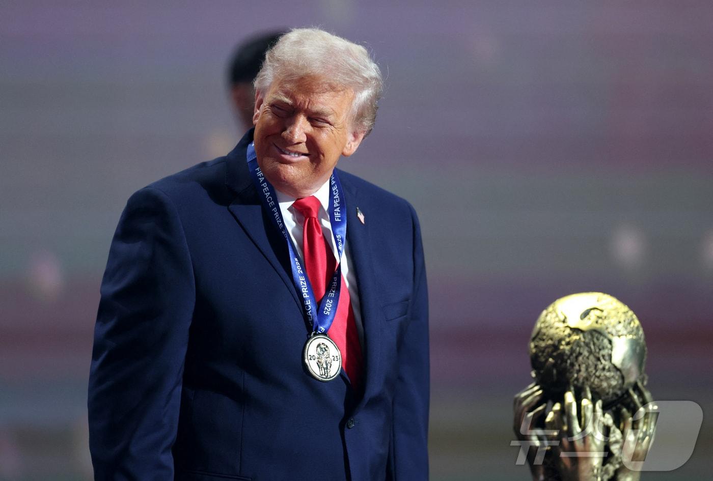 도널드 트럼프 미국 대통령이 5일&#40;현지시간&#41; 2026년 북중미 월드컵 조추첨식에서 초대 국제축구연맹&#40;FIFA&#41; 평화상을 수상했다. ⓒ 로이터=뉴스1 ⓒ News1 이창규 기자