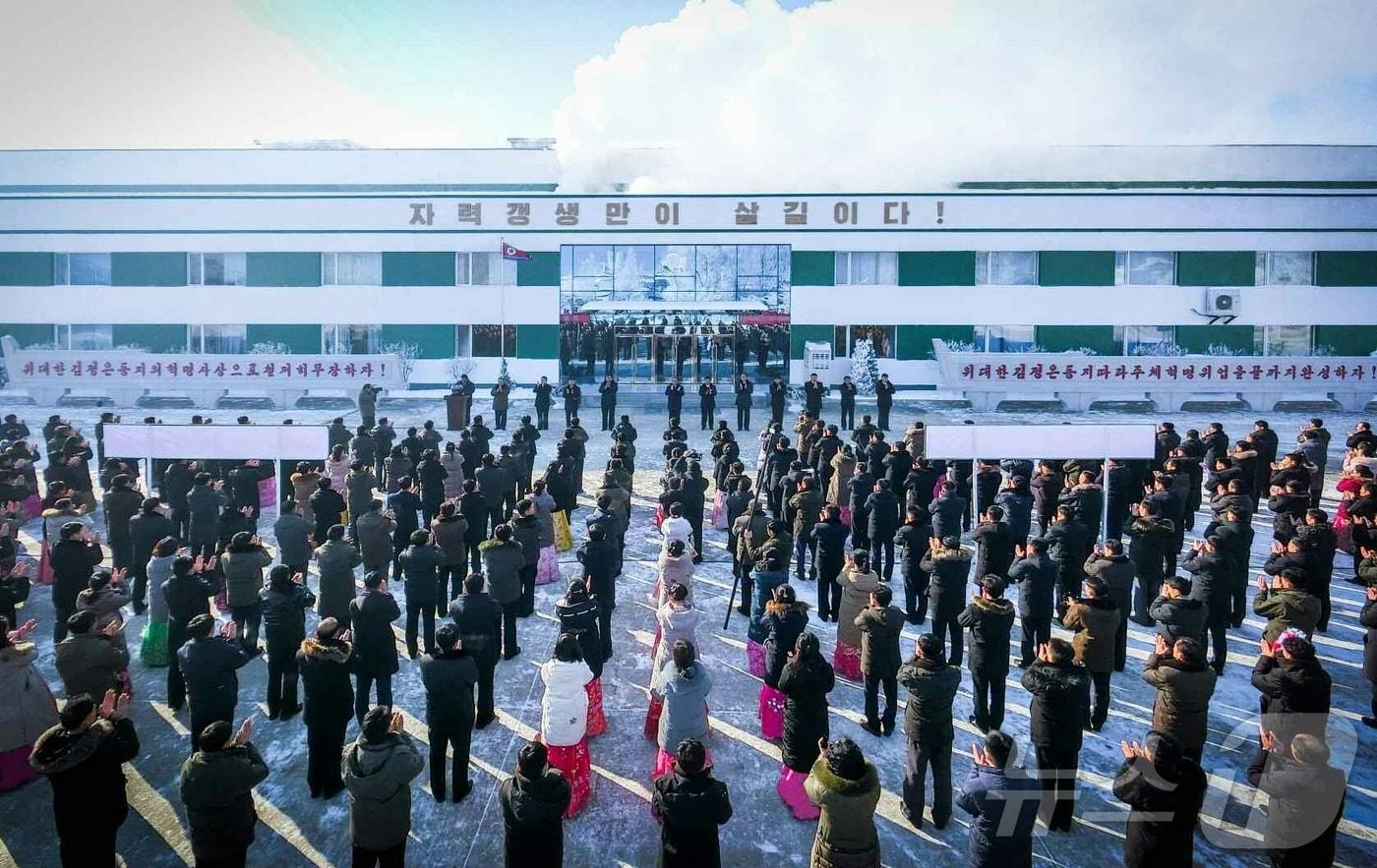 &#40;평양 노동신문=뉴스1&#41; = 북한 노동당 기관지 노동신문은 6일 &#34;대동강 기슭에 일떠선 민들레 종이공장이 훌륭히 개건됐다＂라면서 ＂준공식이 지난 5일 현지에서 진행됐다＂라고 보도했다. [국내에서만 사용가능. 재배포 금지. DB 금지. For Use Only in the Republic of Korea. Redistribution Prohibited] rodongphoto@news1.kr