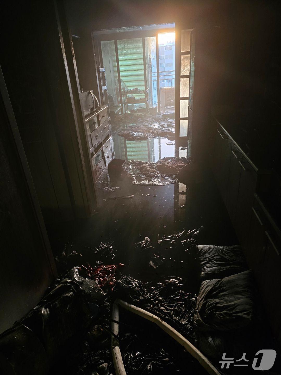 본문 이미지 - 강원 철원 동송읍 이평리 아파트 화재 현장.&#40;강원도소방본부 제공, 재판매 및 DB금지&#41;