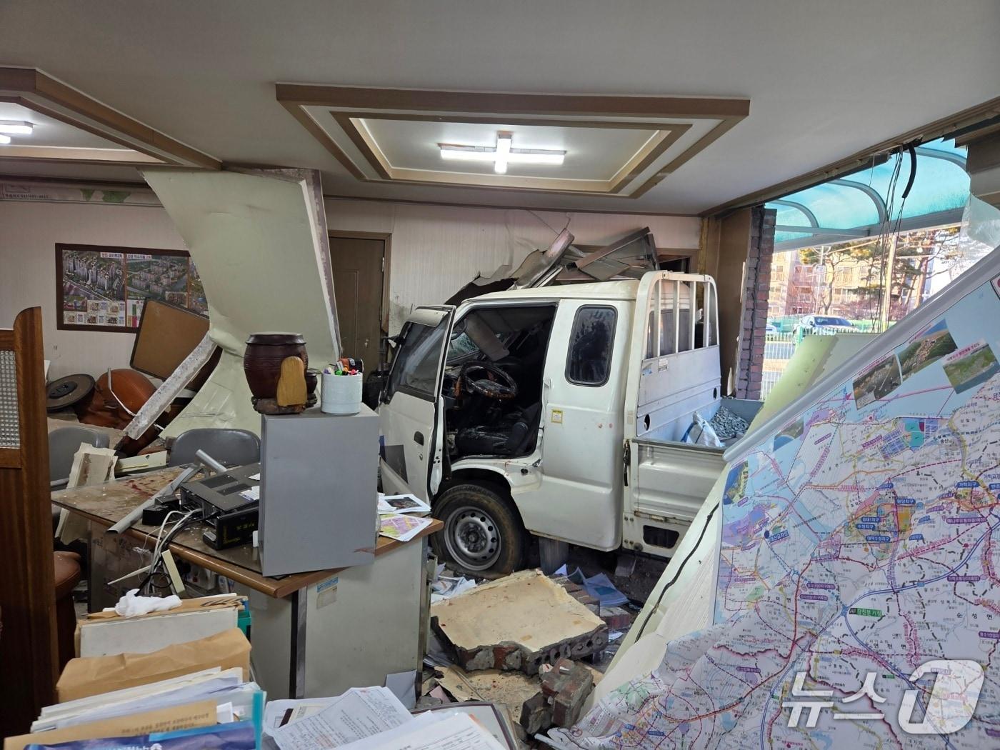 본문 이미지 -  당진 신평면 사고 현장. &#40;당진소방서 제공, 재판매 및 DB금지&#41; / 뉴스1