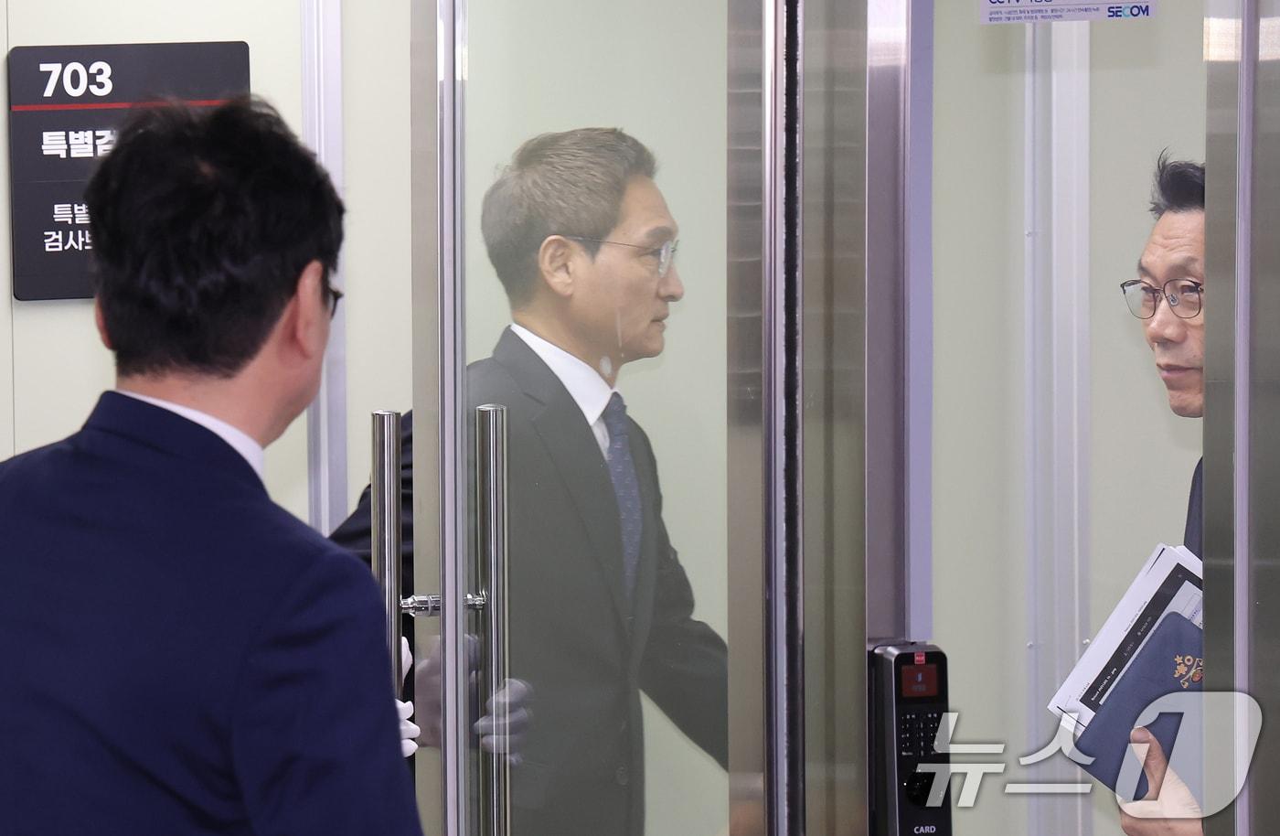 '관봉권 띠지 폐기 의혹'과 '쿠팡 퇴직금 불기소 외압 의혹'을 수사하는 안권섭 특별검사(가운데). 2025.12.6/뉴스1 ⓒ News1 장수영 기자