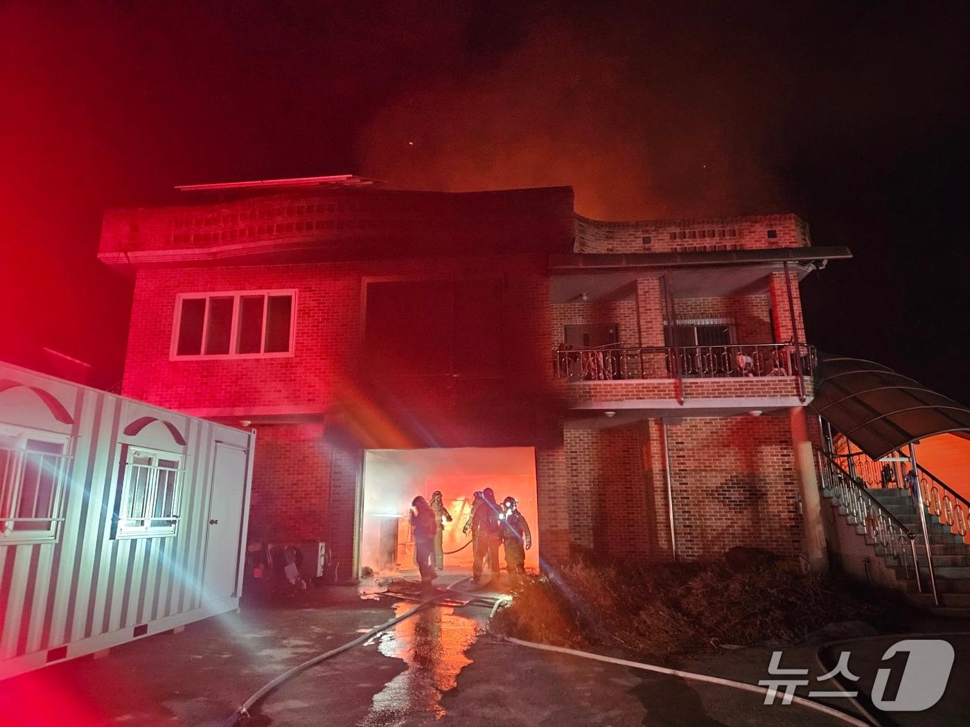 본문 이미지 - 5일 오후 5시 44분쯤 경북 상주 사벌국면의 2층짜리 단독주택에서 원인을 알 수 없는 불이  났다. &#40;경북소방본부 제공. 재판매 및 DB 금지&#41; 2025.12.5/뉴스1