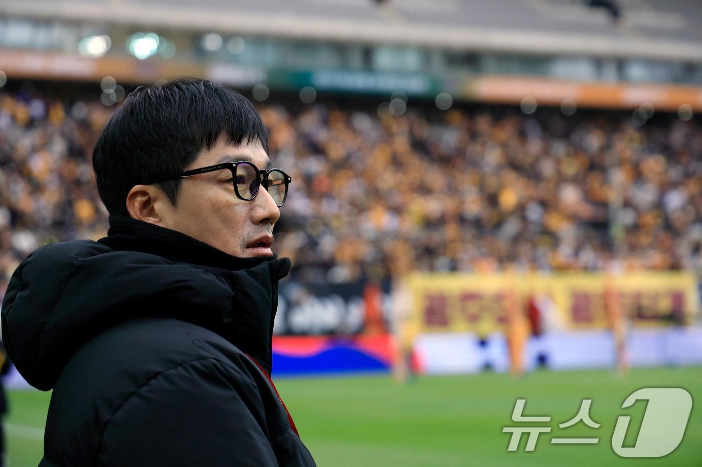 이정효 광주FC 감독이 6일 오후 서울 마포구 월드컵로 서울월드컵경기장에서 열린 광주FC와 전북현대의 2025 하나은행 코리아컵 결승전에서 피치를 바라보고 있다. 2025.12.6/뉴스1 ⓒ News1 박정호 기자