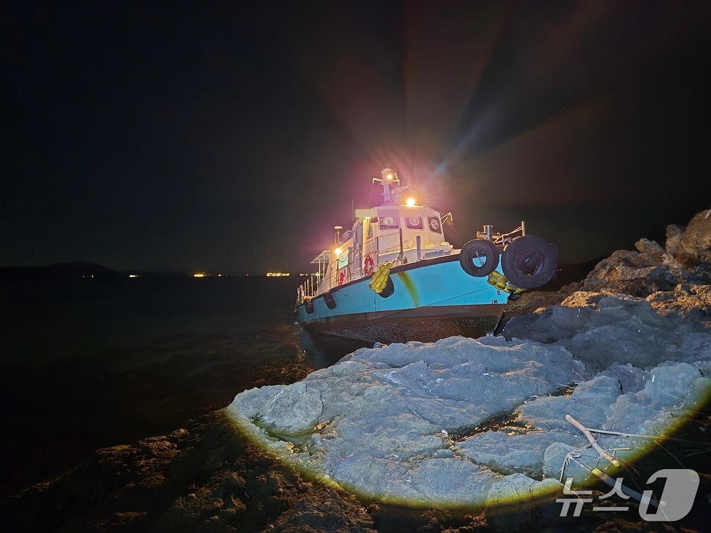 본문 이미지 - 5일 오후 경남 진해 도투마리암 선박 좌초 사고 현장.&#40;창원해경 제공. 재판매 및 DB 금지&#41;