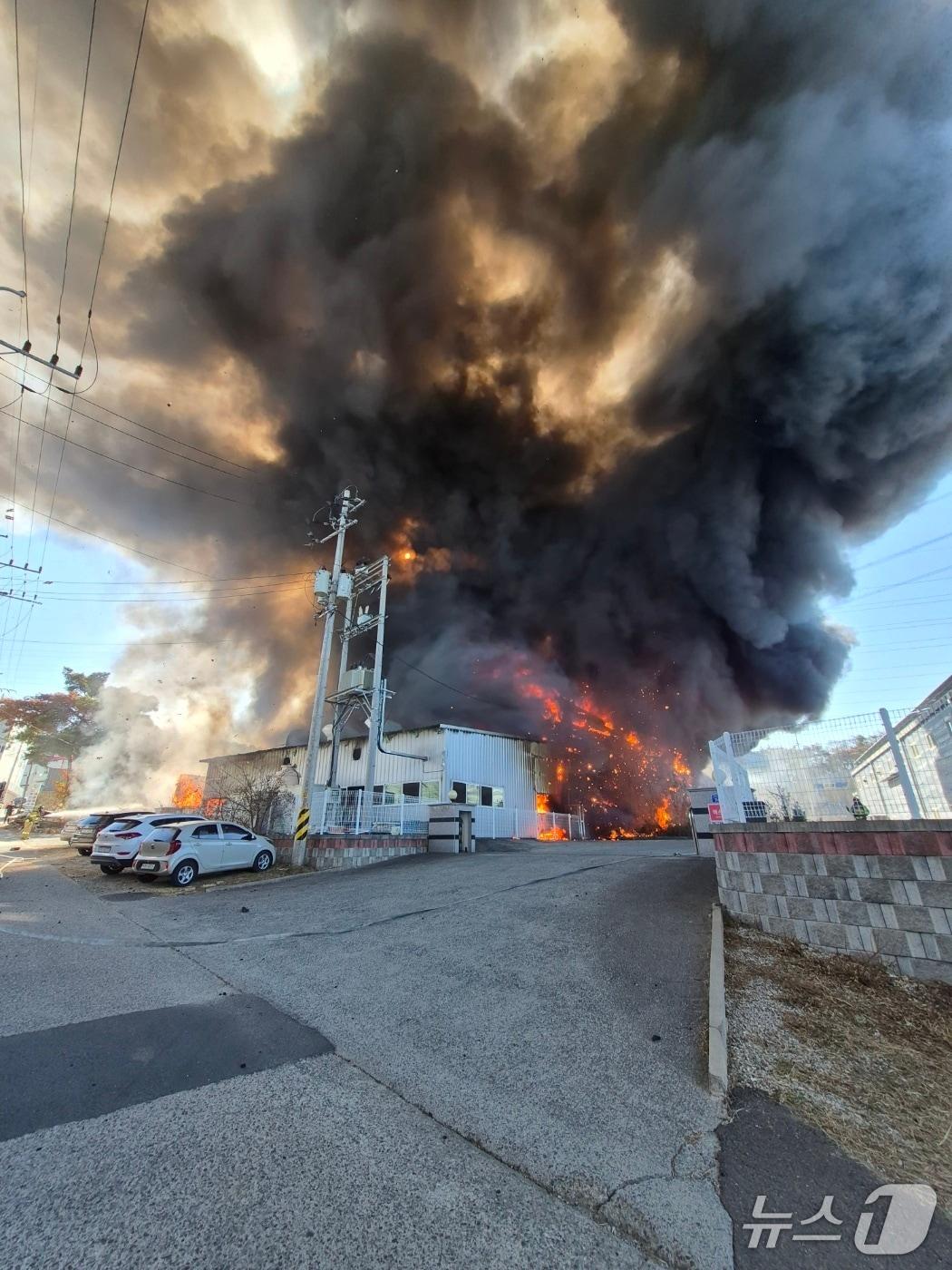 본문 이미지 - 6일 낮 12시 35분쯤 경북 칠곡 왜관읍의 한 공장에서 원인을 알 수 없는 불이 나 소방 당국이 진화 중이다. &#40;경북소방본부 제공. 재판매 및 DB 금지&#41; 2025.12.6/뉴스1
