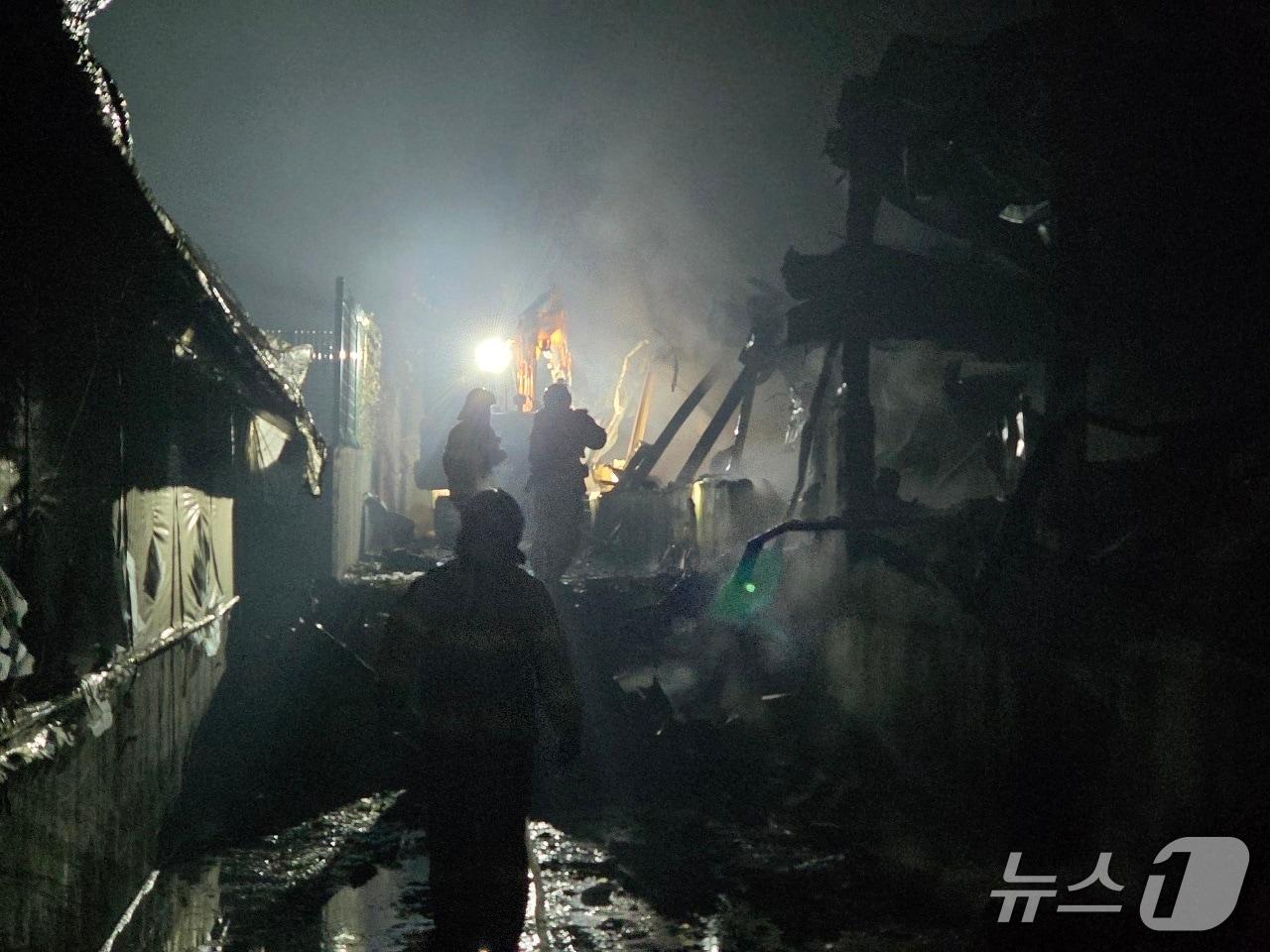본문 이미지 - 논산 노성면 구암리 돈사 화재 현장. &#40;논산소방서 제공, 재판매 및 DB금지&#41; / 뉴스1 