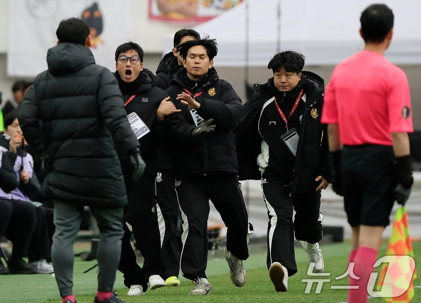 본문 이미지 - 6일 오후 서울 마포구 월드컵로 서울월드컵경기장에서 열린 광주FC와 전북현대의 2025 하나은행 코리아컵 결승전에서 이정효 광주FC 감독이 심판 판정에 항의하고 있레드카드를 받아 퇴장 당하고 있다. 2025.12.6/뉴스1 ⓒ News1 박정호 기자
