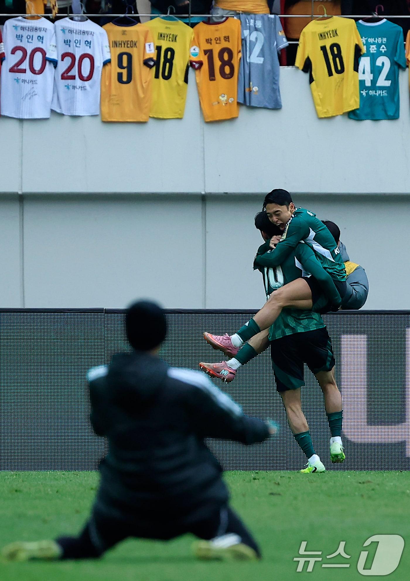 본문 이미지 - 6일 오후 서울 마포구 월드컵로 서울월드컵경기장에서 열린 광주FC와 전북현대의 2025 하나은행 코리아컵 결승전에서 선제골을 넣은 전북 이동준이 송민규와 기쁨을 나누고 있다. 2025.12.6/뉴스1 ⓒ News1 박정호 기자