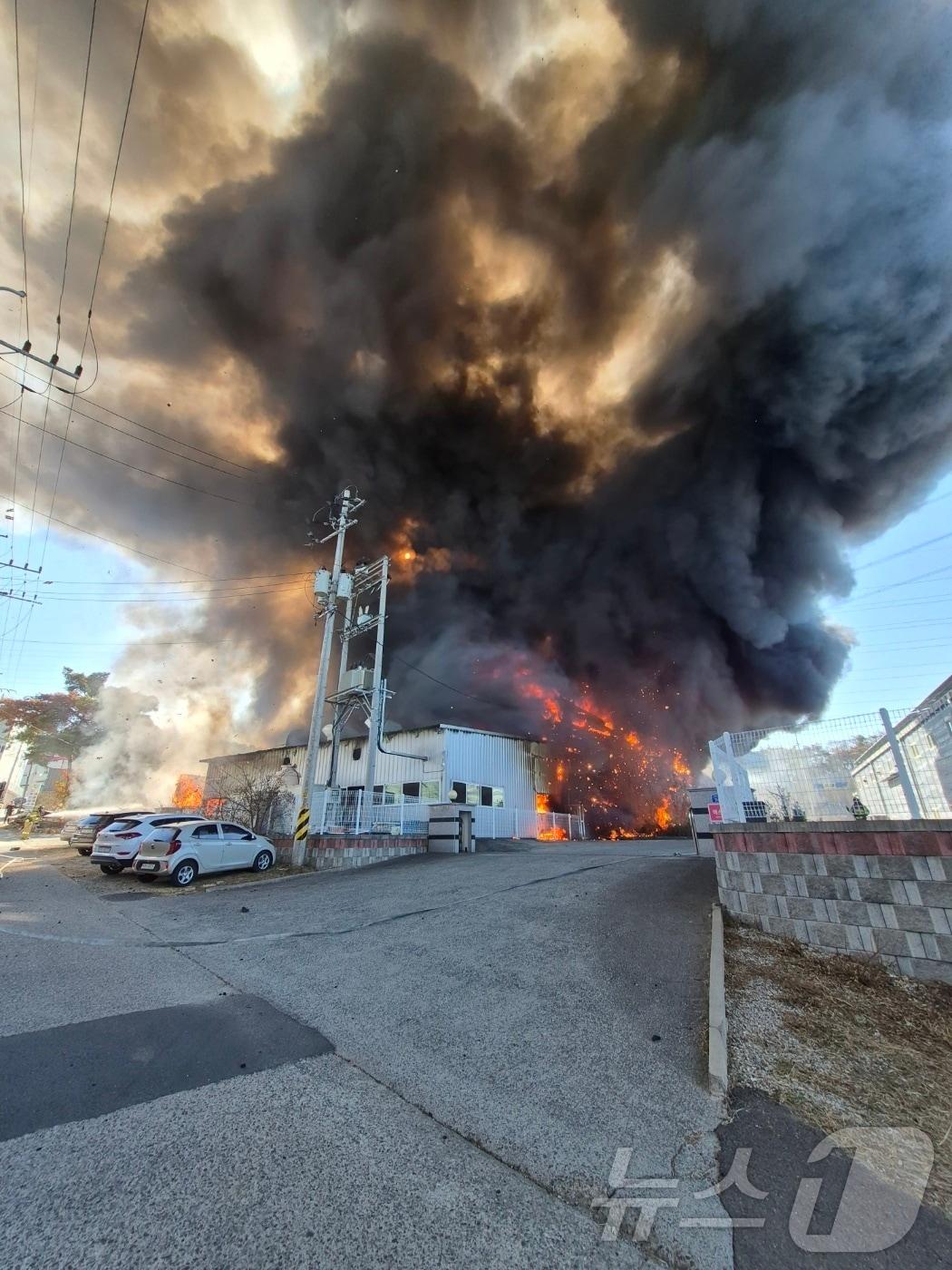 본문 이미지 - 6일 낮 12시 35분쯤 경북 칠곡 왜관읍의 한 섬유공장에서 원인을 알 수 없는 불이 나 연기가 치솟고 있다. &#40;경북소방본부 제공. 재판매 및 DB 금지&#41; 2025.12.6/뉴스1 ⓒ News1 남승렬 기자