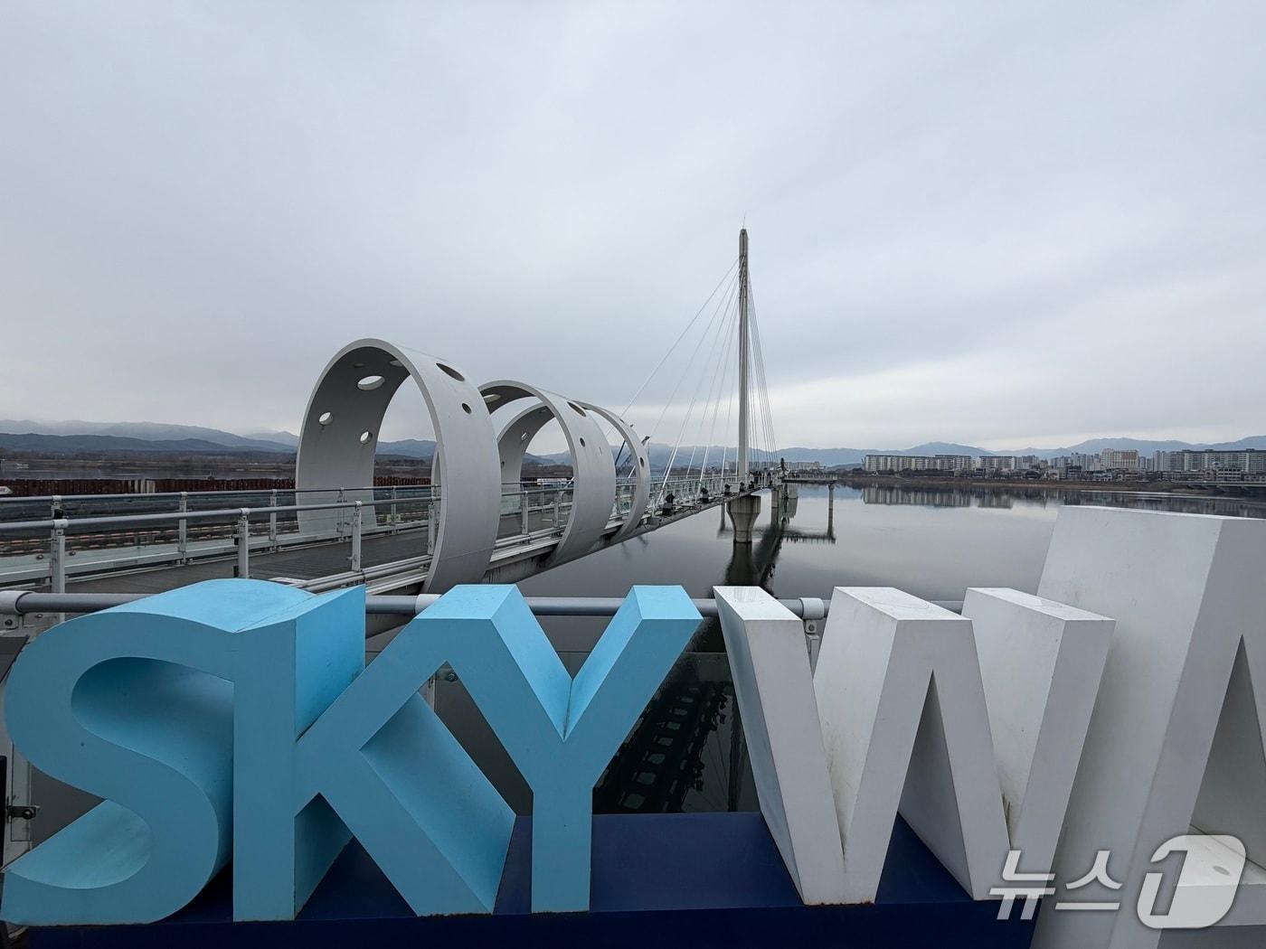 본문 이미지 - 6일 오후 강원 춘천 근화동 소양강스카이워크에 방문객들이 투명 바닥을 걷고 있다.  2025.12.06 ⓒ News1 한귀섭 기자