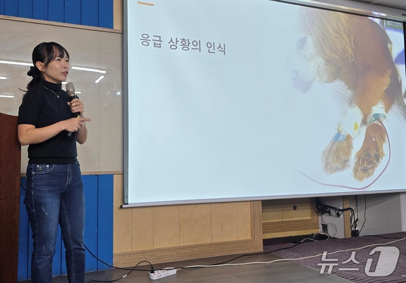 한현정 건국대 교수가 6일 서울 강남구 샹제리제센터에서 열린 &#39;제9회 내강내고 컨퍼런스&#39;에서 강의를 하고 있다. ⓒ 뉴스1