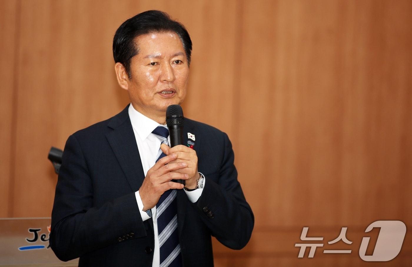 정청래 더불어민주당 대표가 6일 오후 제주도노동자종합복지관 대강당에서 열린 &#39;제주 발전과 이재명 정부 성공을 위한 2025 민주 아카데미&#39;에서 강연을 하고 있다. 2025.12.6/뉴스1 ⓒ News1 고동명 기자