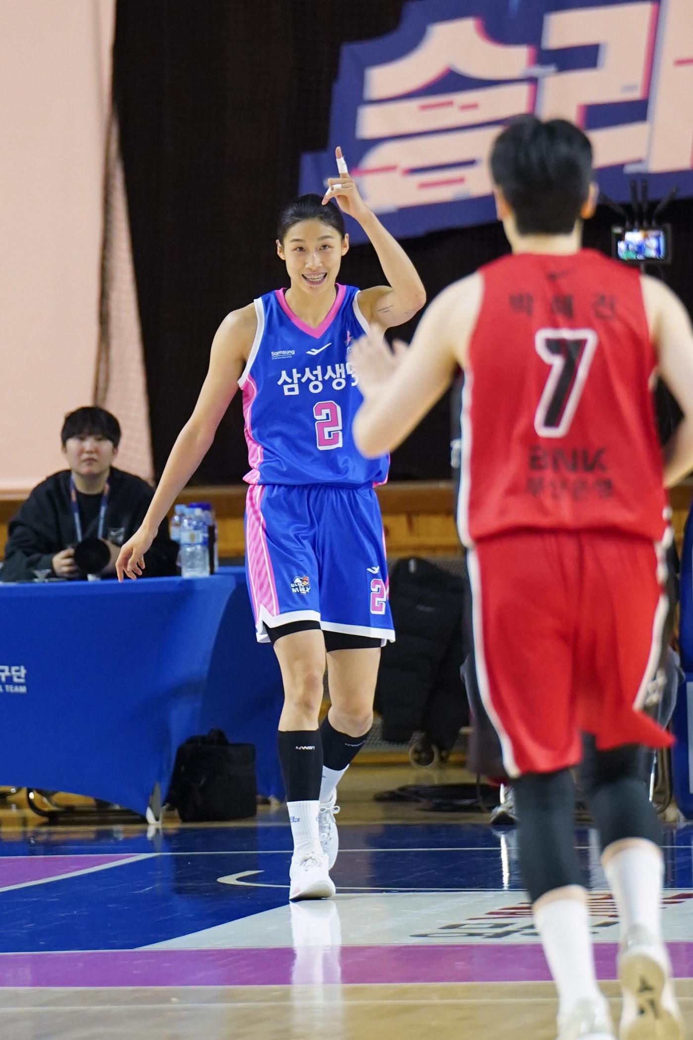 본문 이미지 - 여자농구 삼성생명 이해란이 6일 BNK와 경기에서 세리머니를 하고 있다.&#40;WKBL 제공&#41;