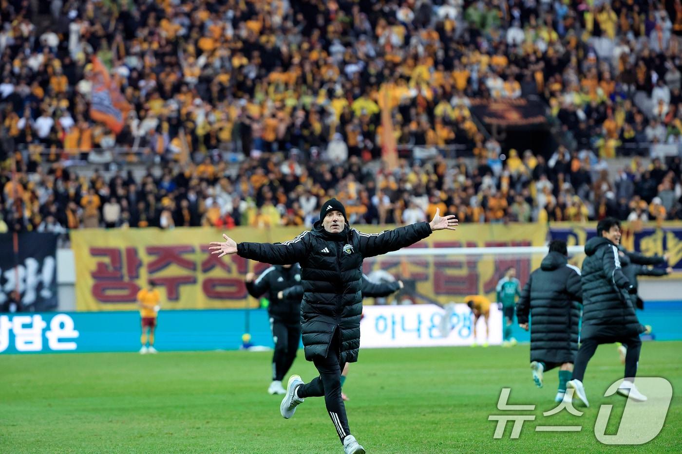 6일 오후 서울 마포구 월드컵로 서울월드컵경기장에서 열린 광주FC와 전북현대의 2025 하나은행 코리아컵 결승전에서 2대1로 승리해 우승을 차지한 전북 타노스 수석코치가 서포터즈를 향해 달려오고 있다. 2025.12.6/뉴스1 ⓒ News1 박정호 기자