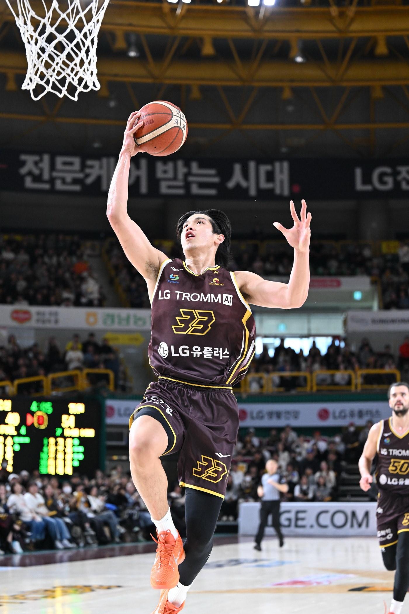 본문 이미지 - 프로농구 LG 타마요가 6일 현대모비스와 경기에서 슛을 시도하고 있다.&#40;KBL 제공&#41;