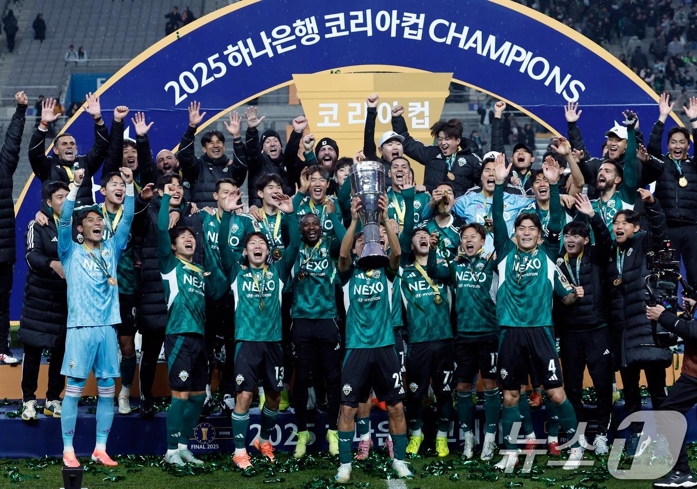 6일 오후 서울 마포구 월드컵로 서울월드컵경기장에서 열린 광주FC와 전북현대의 2025 하나은행 코리아컵 결승전에서 2대1로 승리해 우승을 차지한 전북현대 구단 레전드 최철순이 우승트로피를 들어올리고 있다. 2025.12.6/뉴스1 ⓒ News1 박정호 기자
