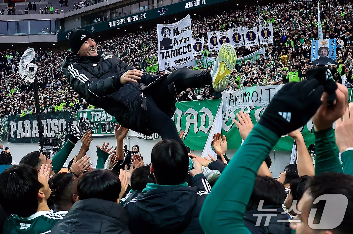 6일 오후 서울 마포구 월드컵로 서울월드컵경기장에서 열린 광주FC와 전북현대의 2025 하나은행 코리아컵 결승전에서 2대1로 승리해 우승을 차지한 전북현대 선수들이 타노스 코치를 헹가래 치고 있다. 2025.12.6/뉴스1 ⓒ News1 박정호 기자
