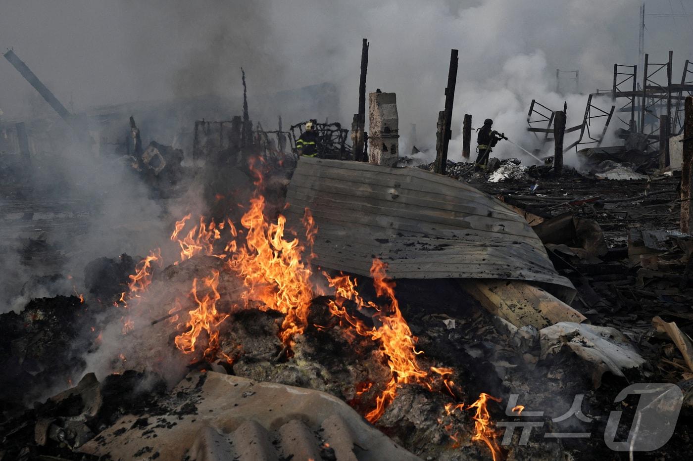 우크라이나 외곽의 한 창고 건물이 6일 새벽 러시아의 공격을 받아 불타고 있다. 2025.12.6 ⓒ 로이터=뉴스1 ⓒ News1 강민경 기자