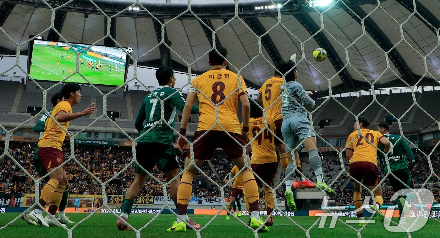 본문 이미지 - 지난해 12월 6일 오후 서울 마포구 월드컵로 서울월드컵경기장에서 열린 광주FC와 전북현대의 2025 하나은행 코리아컵 결승전에서 전북 티아고에 앞서 광주 노희동 골키퍼가 펀칭으로 크로스를 쳐내고 있다. 2025.12.6 ⓒ 뉴스1 박정호 기자