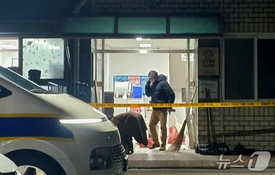 본문 이미지 - 지난 4일 천안의 한 아파트에서 층간소음으로 다투다 이웃 주민을 살해한 남성이 현행범으로 체포됐다. &#40;독자 제공. 재판매 및 DB금지&#41;/뉴스1