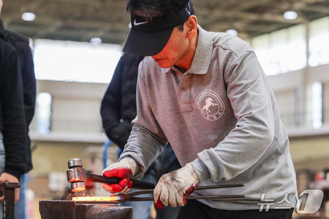 말산업 국가자격 장제사. &#40;한국마사회 제공&#41;