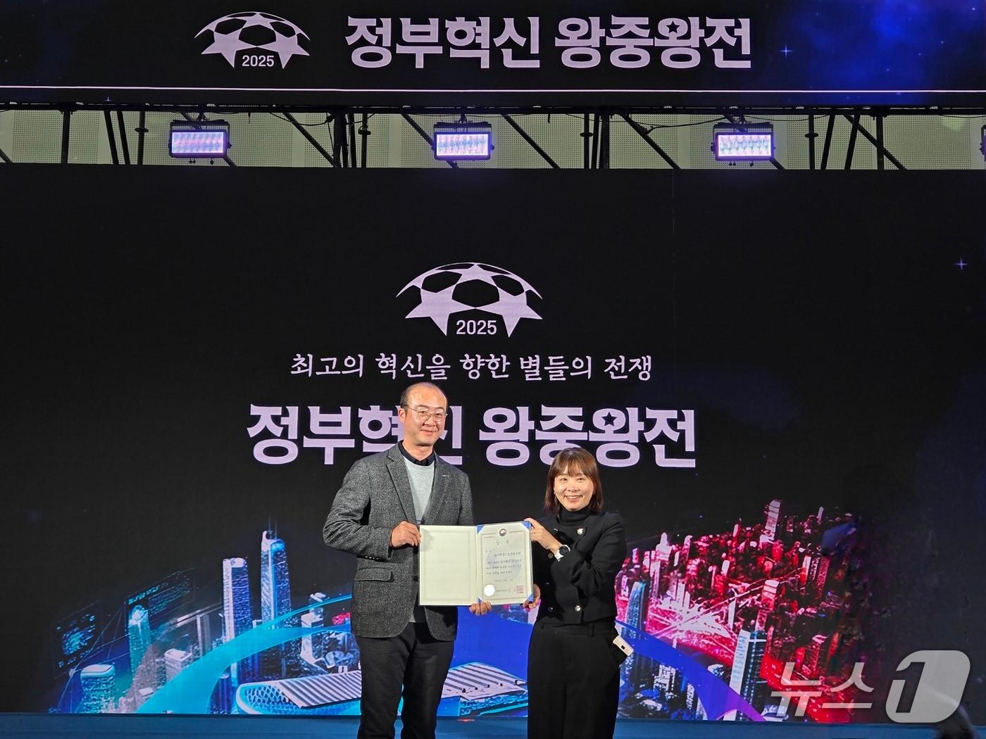 본문 이미지 - 백정희 중진공 금융데이터실장&#40;오른쪽&#41;이 정부혁신 왕중왕전에서 행안부 장관 수상 후 기념촬영을 하고 있다. &#40;중진공 제공&#41;