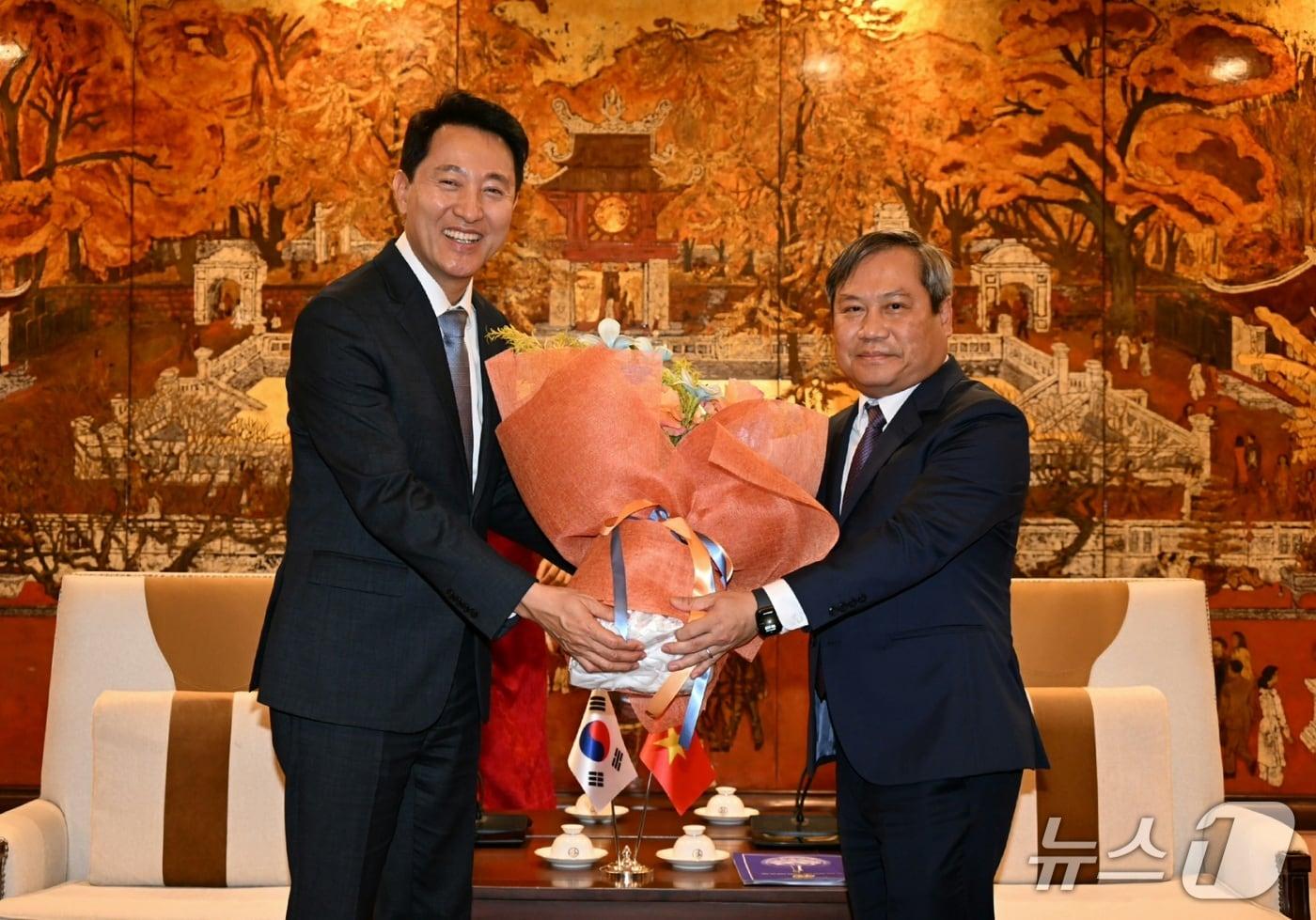 오세훈 서울시장이 5일&#40;현지시간&#41; 하노이 인민위원회를 찾아 부 다이 탕 하노이 신임 인민위원장에게 취임 축하 꽃다발을 전하고 있다. &#40;서울시 제공&#41; 뉴스1 ⓒ News1