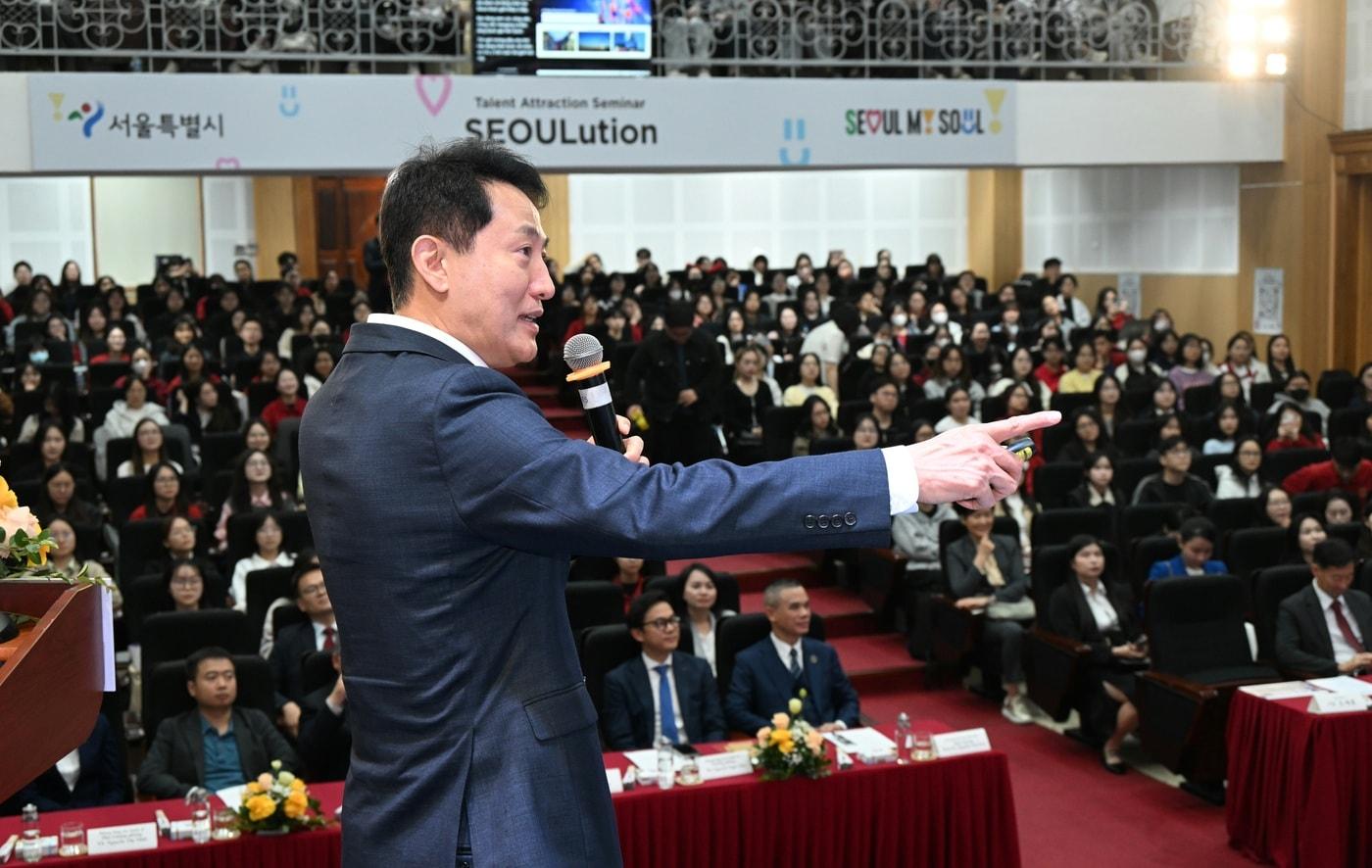  오세훈 서울시장이 지난 5일&#40;현지시간&#41; 하노이대학교에서 열린 ‘서울 인재유치 네트워크 프로모션’에서 특별 강연하고 있다.&#40;서울시 제공&#41; . &#40;서울시 제공&#41; 뉴스1 ⓒ News1