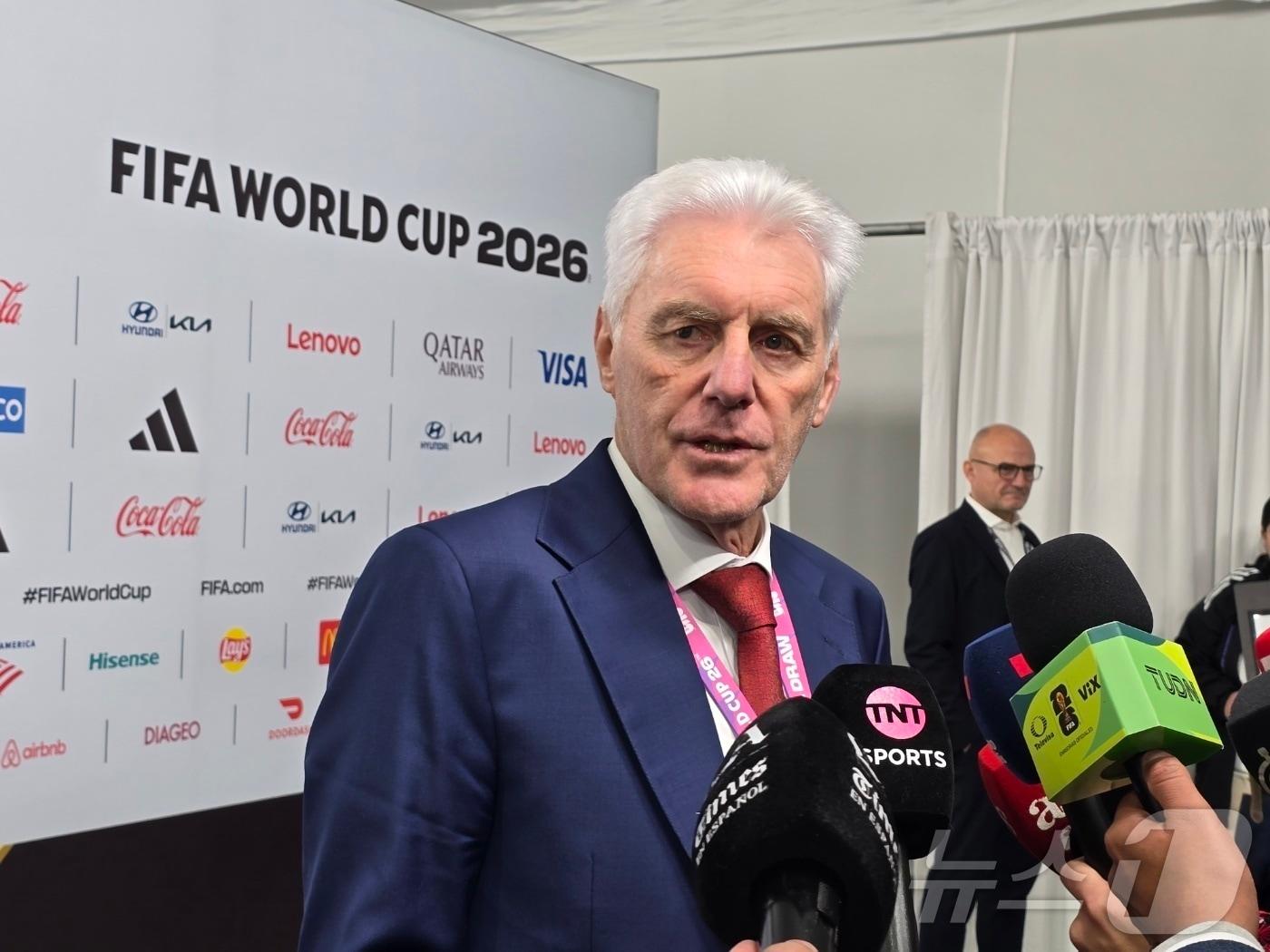 본문 이미지 - 위고 브로스 남아프리카공화국 축구대표팀 감독이 5일&#40;현지시간&#41; 워싱턴DC 케네디센터에서 열린 월드컵 본선 조추첨 뒤 공동취재구역&#40;믹스트존&#41;에서 기자들의 질문에 답하고 있다. 2025.12.06. ⓒ News1 류정민 특파원