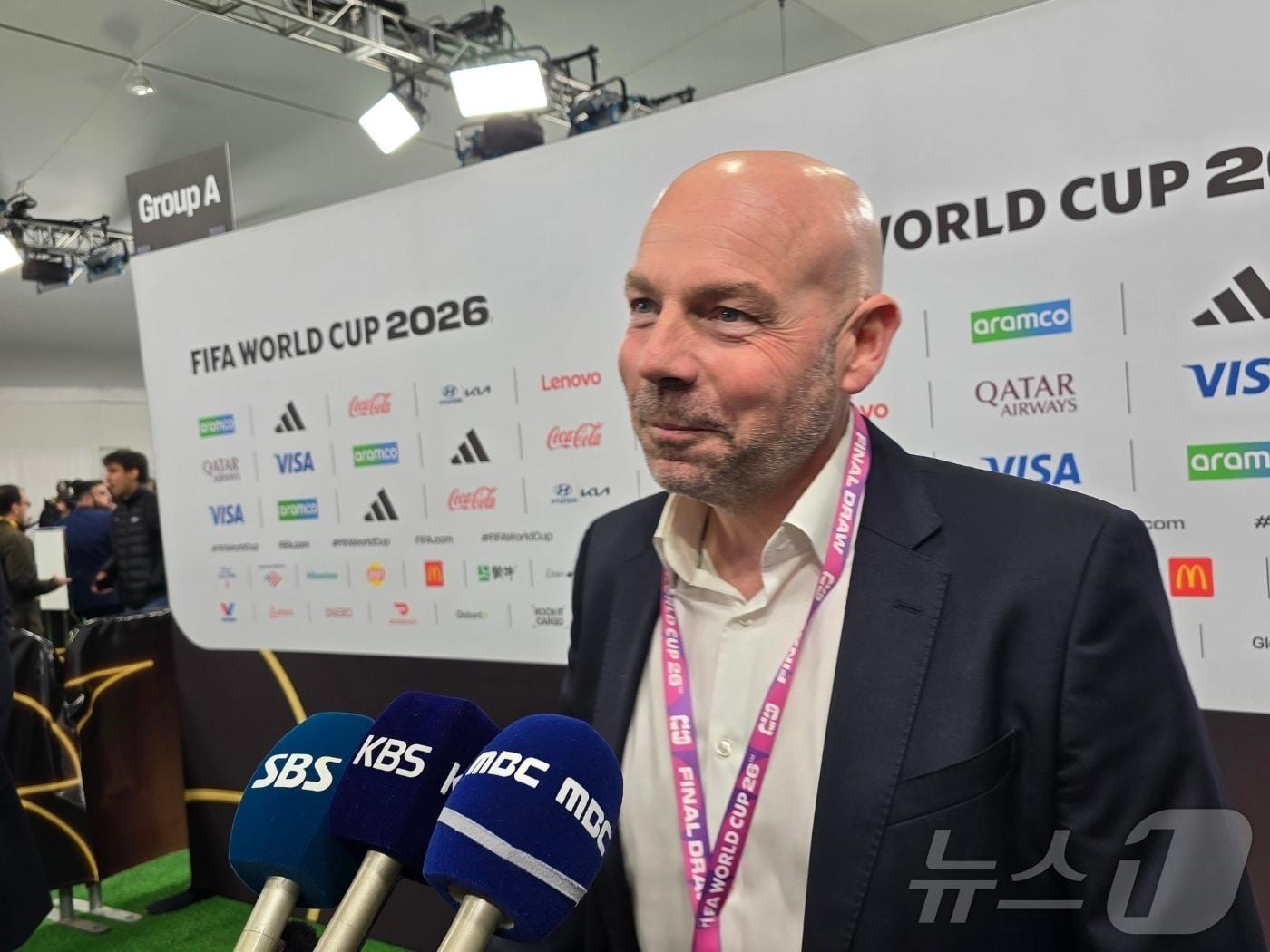 본문 이미지 - 한국과 내년 북중미 월드컵 A조 예선 첫 상대로 맞붙을 수도 있는 덴마크 축구대표팀의 브리안 리머 감독이 5일&#40;현지시간&#41; 미국 워싱턴DC 케네디센터에서 열린 조추첨 행사 뒤 공동취재구역&#40;믹스트존&#41;에서 기자들의 질문에 답하고 있다. 2025.12.06. ⓒ News1 류정민 특파원