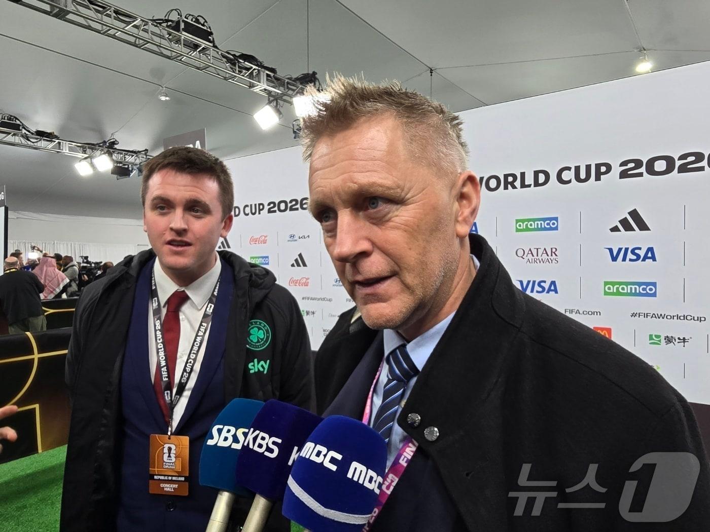 본문 이미지 - 한국과 내년 북중미 월드컵 A조 조별리그 첫 상대로 맞붙을 수도 있는 아일랜드의 헤이미리 할그림손 축구대표님 감독이 5일&#40;현지시간&#41; 미국 워싱턴DC 케네디센터에서 열린 조추첨 행사 뒤 공동취재구역&#40;믹스트존&#41;에서 기자들의 질문에 답하고 있다. 2025.12.06. ⓒ News1 류정민 특파원