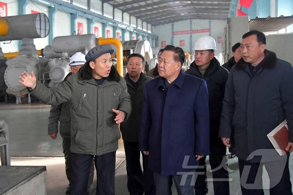 본문 이미지 - &#40;평양 노동신문=뉴스1&#41; = 북한 노동당 기관지 노동신문은 7일 &#34;조선노동당 중앙위원회 정치국 상무위원회 위원이며 조선민주주의인민공화국 최고인민회의 상임위원회 위원장인 최룡해동지가 여러 부문 사업을 현지에서 지도하였다＂고 보도했다. [국내에서만 사용가능. 재배포 금지. DB 금지. For Use Only in the Republic of Korea. Redistribution Prohibited] rodongphoto@news1.kr