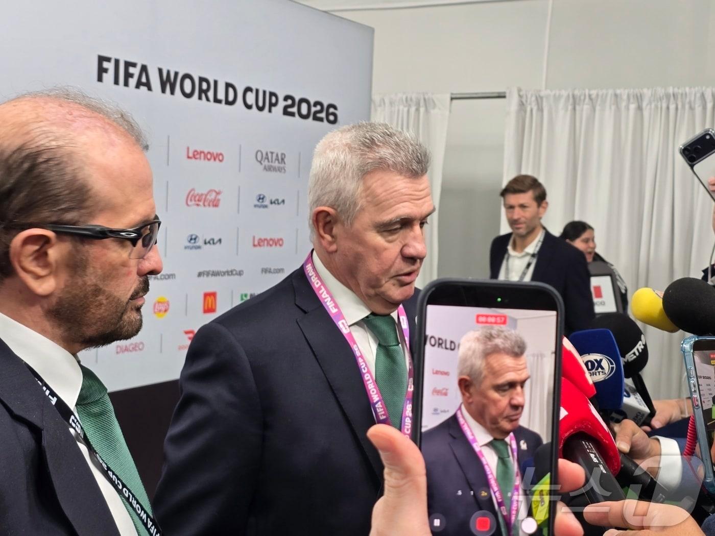 본문 이미지 - 하비에르 아기레 멕시코 대표팀 감독이 5일&#40;현지시간&#41; 미국 워싱턴DC 케네디센터에서 열린 조추첨 행사 후 공동취재구역&#40;믹스트존&#41;에서 취재진의 질문에 답하고 있다. 2025.12.06. ⓒ News1 류정민 특파원