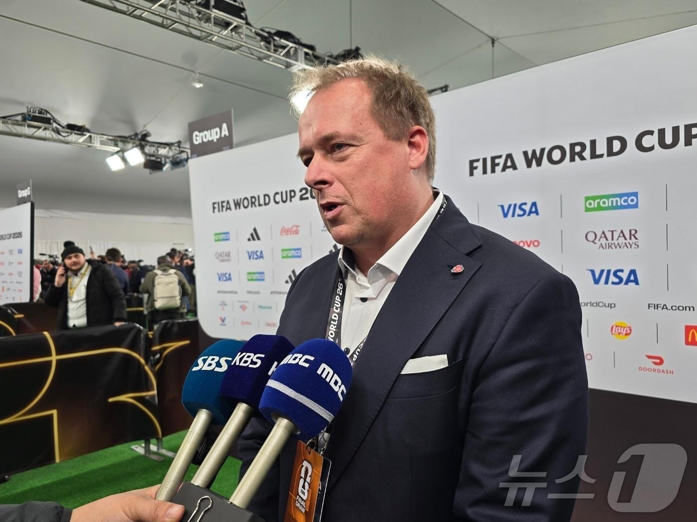 체코 축구협회 관계자가 5일(현지시간) 미국 워싱턴DC 케네디센터에서 열린 2026 북중미 월드컵 조추첨 행사 후 공동취재구역(믹스트존)에서 취재진의 질문에 답하고 있다. 한국, 멕시코, 남아공과 A조에 속한 유럽플레이오프 D조에 속한 체코는 아일랜드와 플레이오프 첫 경기를 벌이며, 여기서 승리하면 덴마크-북마케도니아 전 승자와 월드컵 본선 진출을 가린다. 2025.12.06. ⓒ News1 류정민 특파원