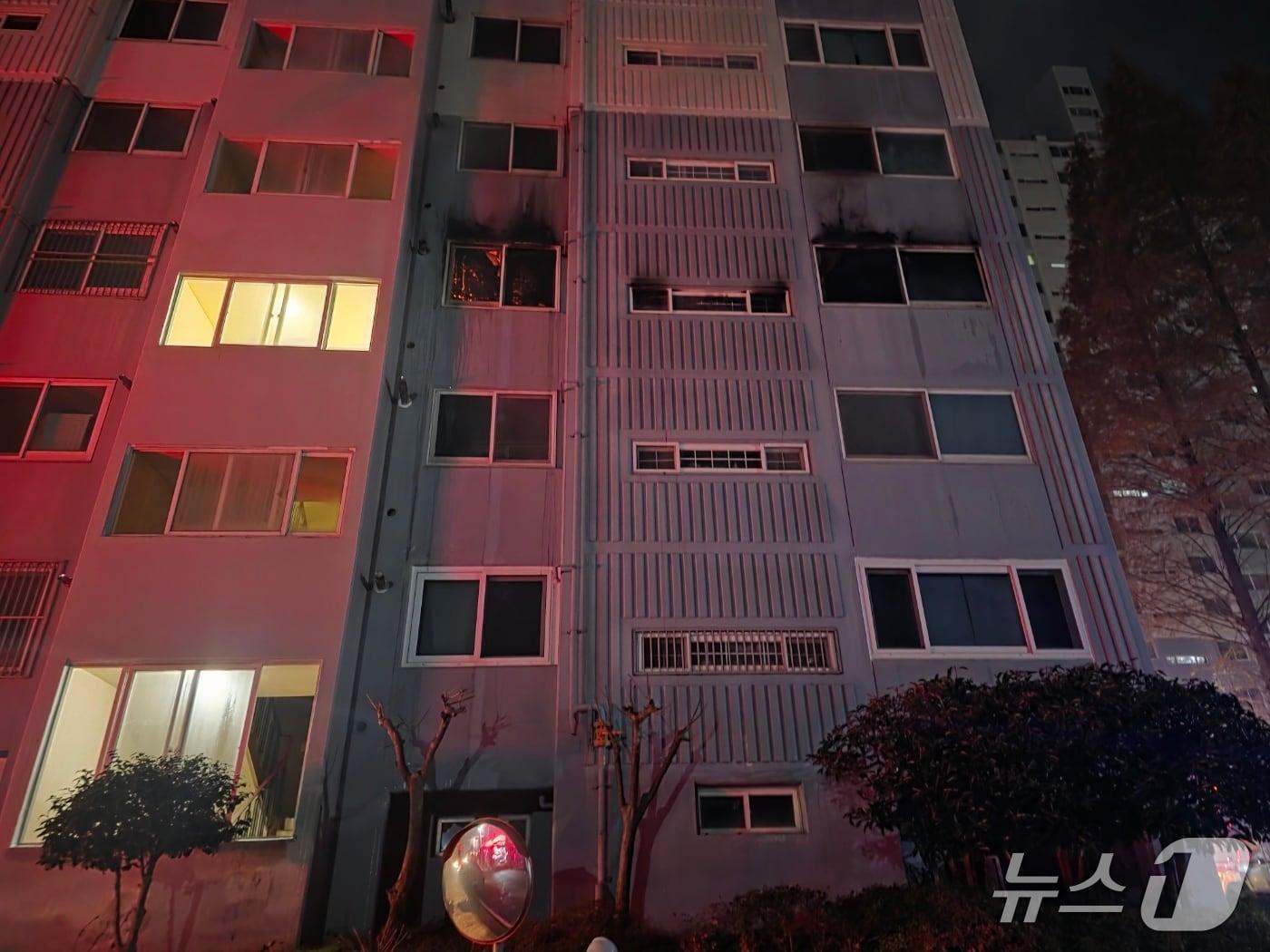 본문 이미지 - 7일 새벽 화재가 발생한 경남 창원의 한 아파트 &#40;소방 제공. 재판매 및 DB금지&#41;