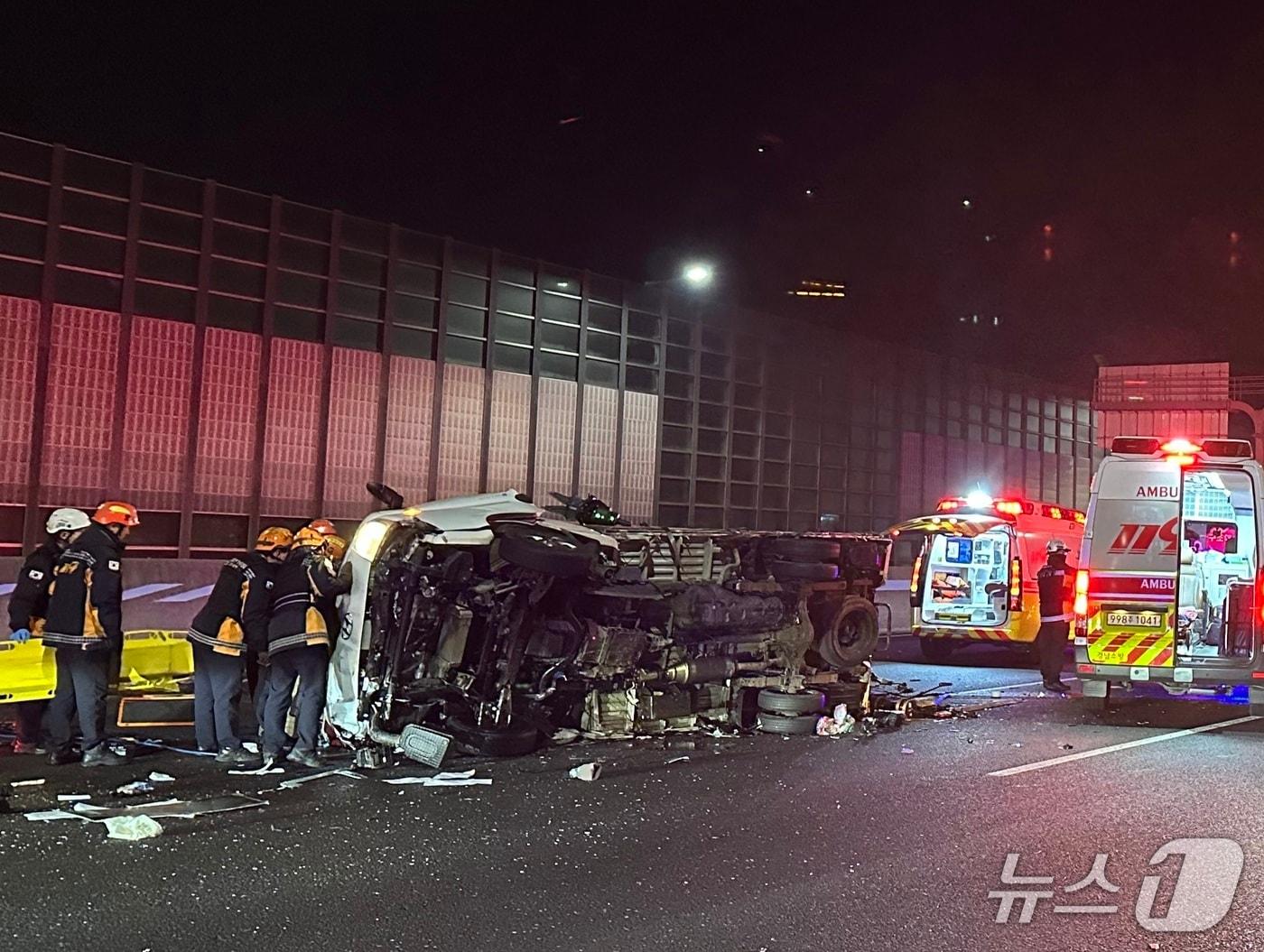본문 이미지 - 경남 진주 소재 남해고속도로 부산 방면 문산IC에서 발생한 3중 추돌 사고 현장 &#40;독자 제공. 재판매 및 DB금지&#41;