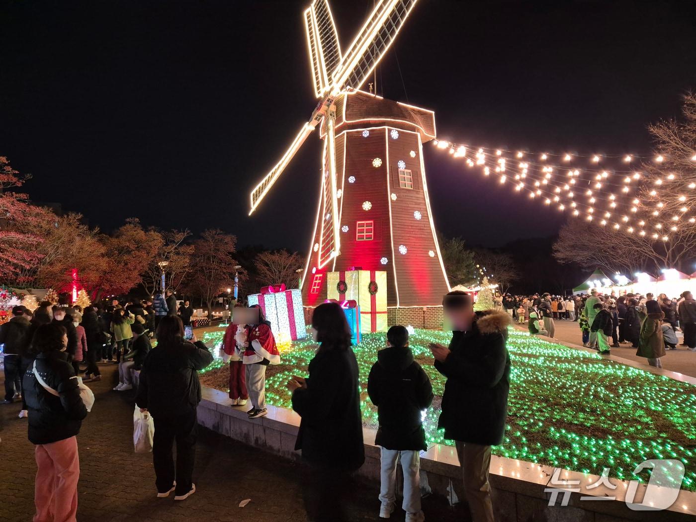 본문 이미지 - 6일 울산 남구 울산대공원 풍차를 배경으로 시민들이 사진 찍고 있다.2025.12.7/뉴스1ⓒ 뉴스1 박정현 기자