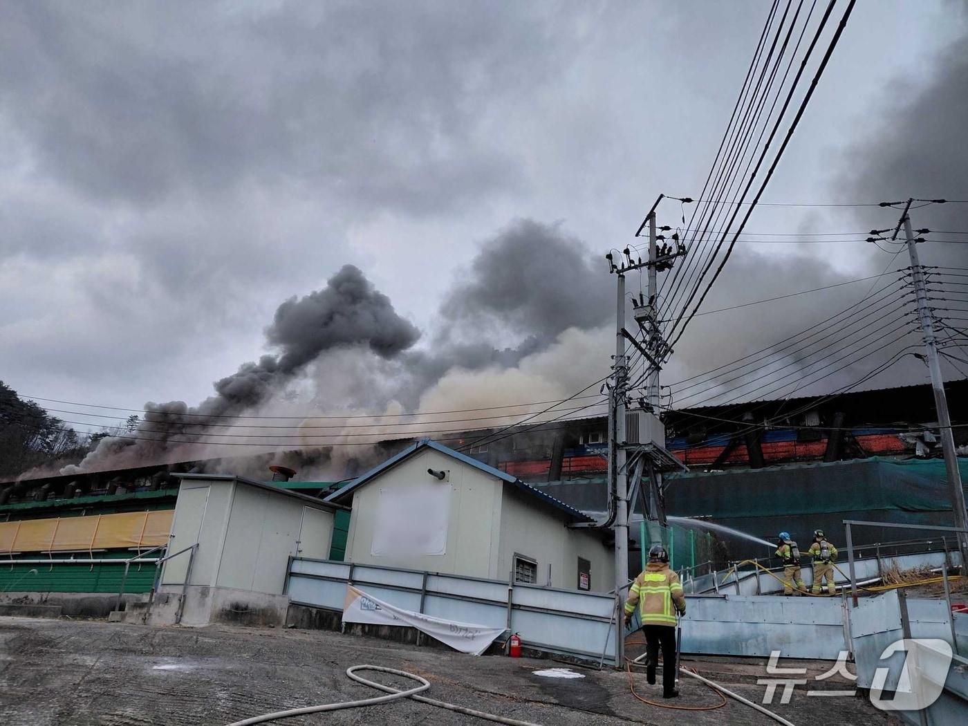 본문 이미지 - 강원 횡성 강림면 돈사 화재.&#40;강원도소방본부 제공, 재판매 및 DB 금지&#41; 2025.12.7/뉴스1