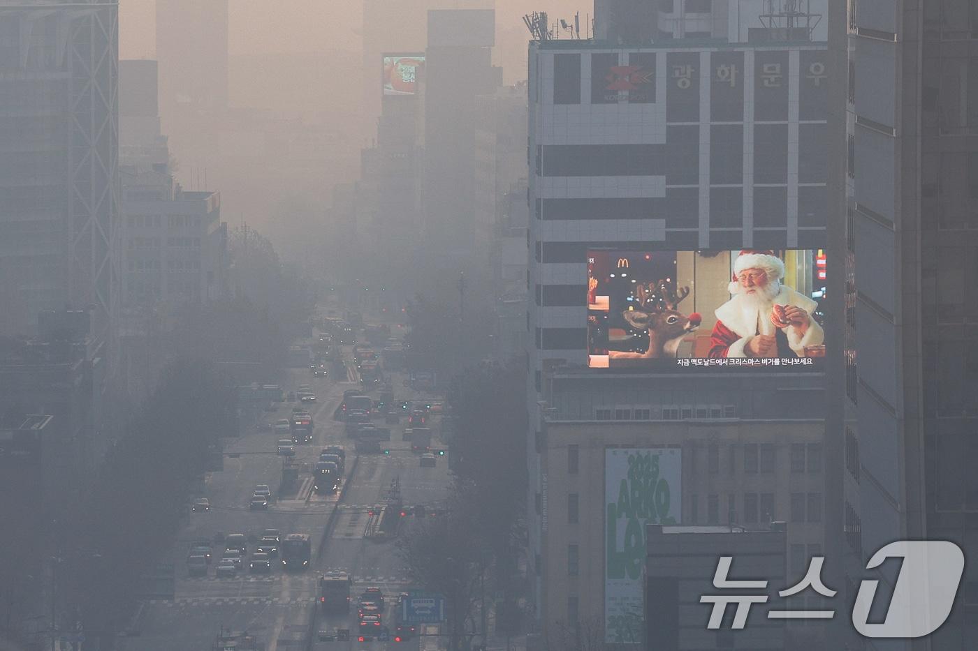 초미세먼지 농도가 '나쁨' 수준을 보인 지난 7일 서울 도심이 뿌옇다. 2025.12.7/뉴스1 ⓒ News1 안은나 기자