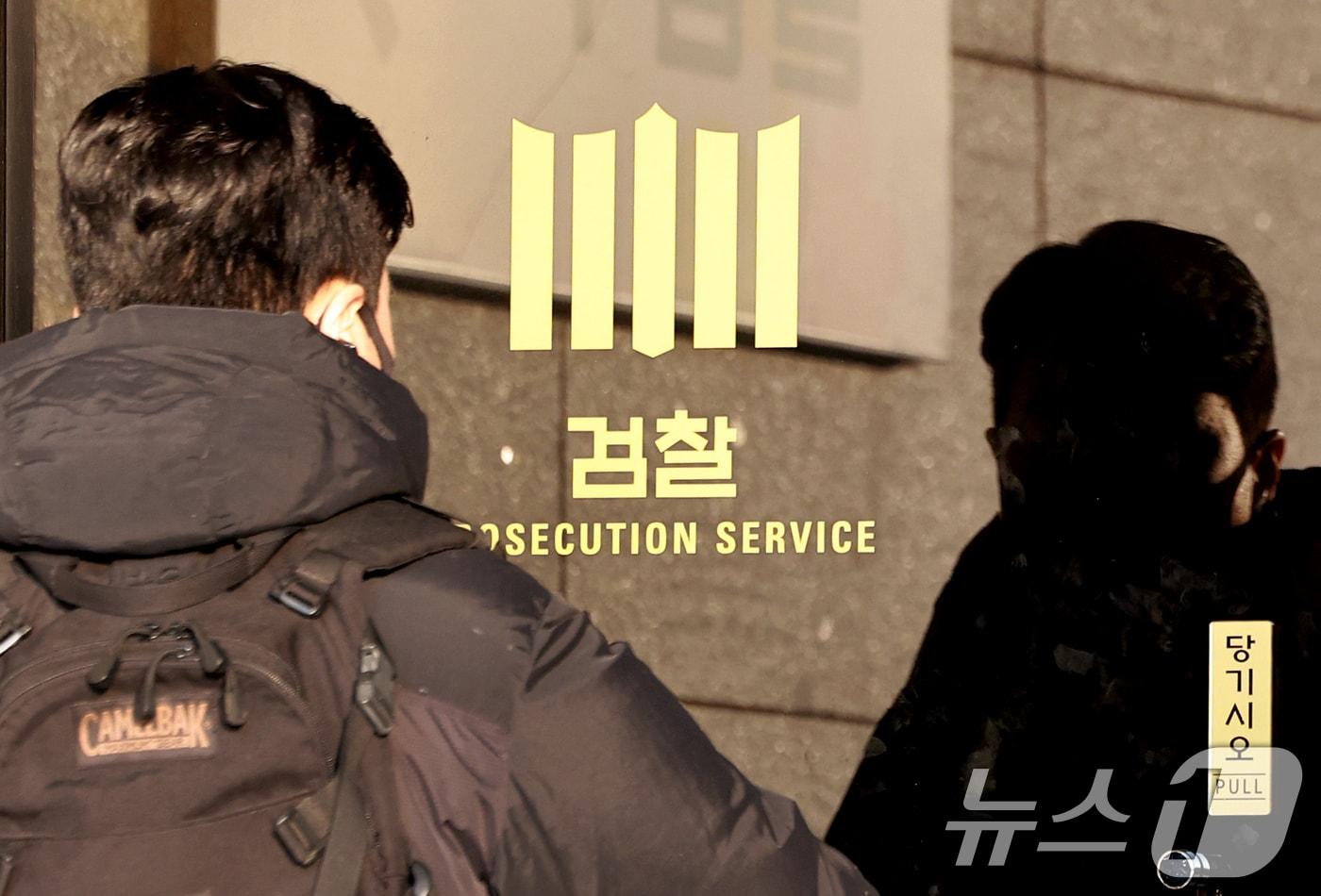 서울 서초구 서울중앙지방검찰청으로 관계자가 출입하는 모습./뉴스1 ⓒ News1 이호윤 기자