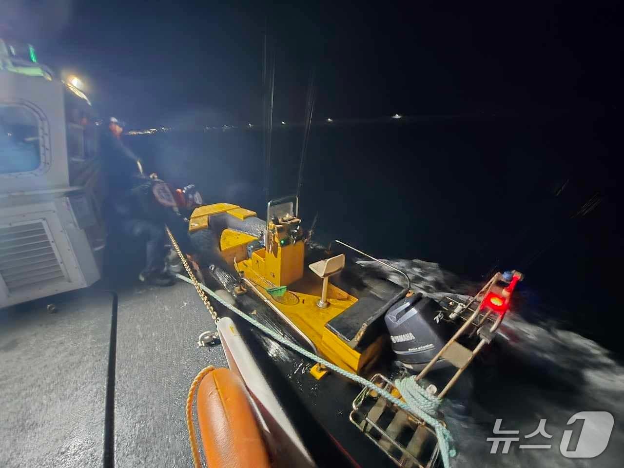 본문 이미지 - 지난 6일 오후 오후 5시 25분쯤 영일만 신항 북방파제 남단 인근 해상에서 고무보트 A 호&#40;60마력, 승선원 2명&#41;가 시동이 걸리지 않는다는 신고를 접수한 해경이 고무보트를 예인하고 있다. &#40;포항 해경 제공. 재판매 및 DB금지&#41;/뉴스1