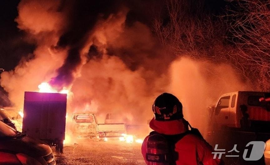 본문 이미지 - 7일 오전 5시 52분쯤 경북 성주군 벽진명면 공터에서 차량화재가 발생해 출동한 소방관이 진화작업을 하고 있다.&#40;경북소방 제공. 재판매 및 DB금지&#41;/뉴스1