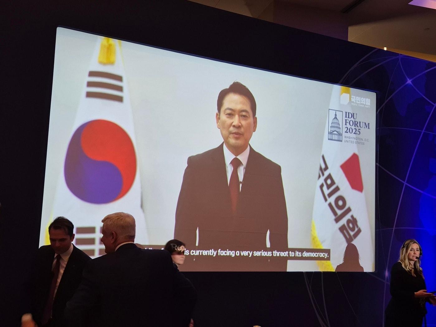 본문 이미지 - 장동혁 국민의힘 대표가  지난 2~4일&#40;현지시간&#41; 미국 워싱턴D.C.에서 열린국제민주연합&#40;IDU&#41; 포럼에서 영상 메시지를 통해  &#34;최근 대한민국은 매우 심각한 민주주의 위협에 직면해 있다&#34;고 밝혔다. &#40;사진=국민의힘&#41; 